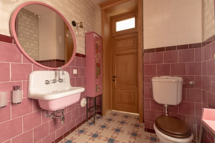 1970s bathroom
